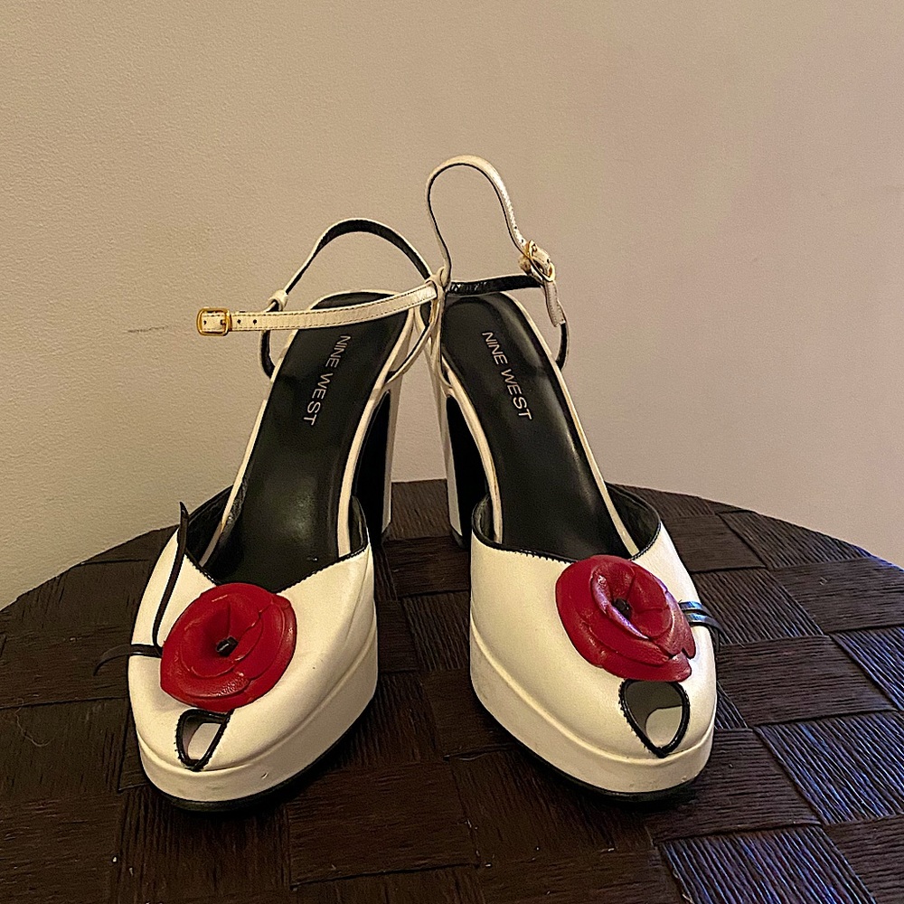 Vintage 90s/50s white heels with rose detail and ankle strap and peep toe